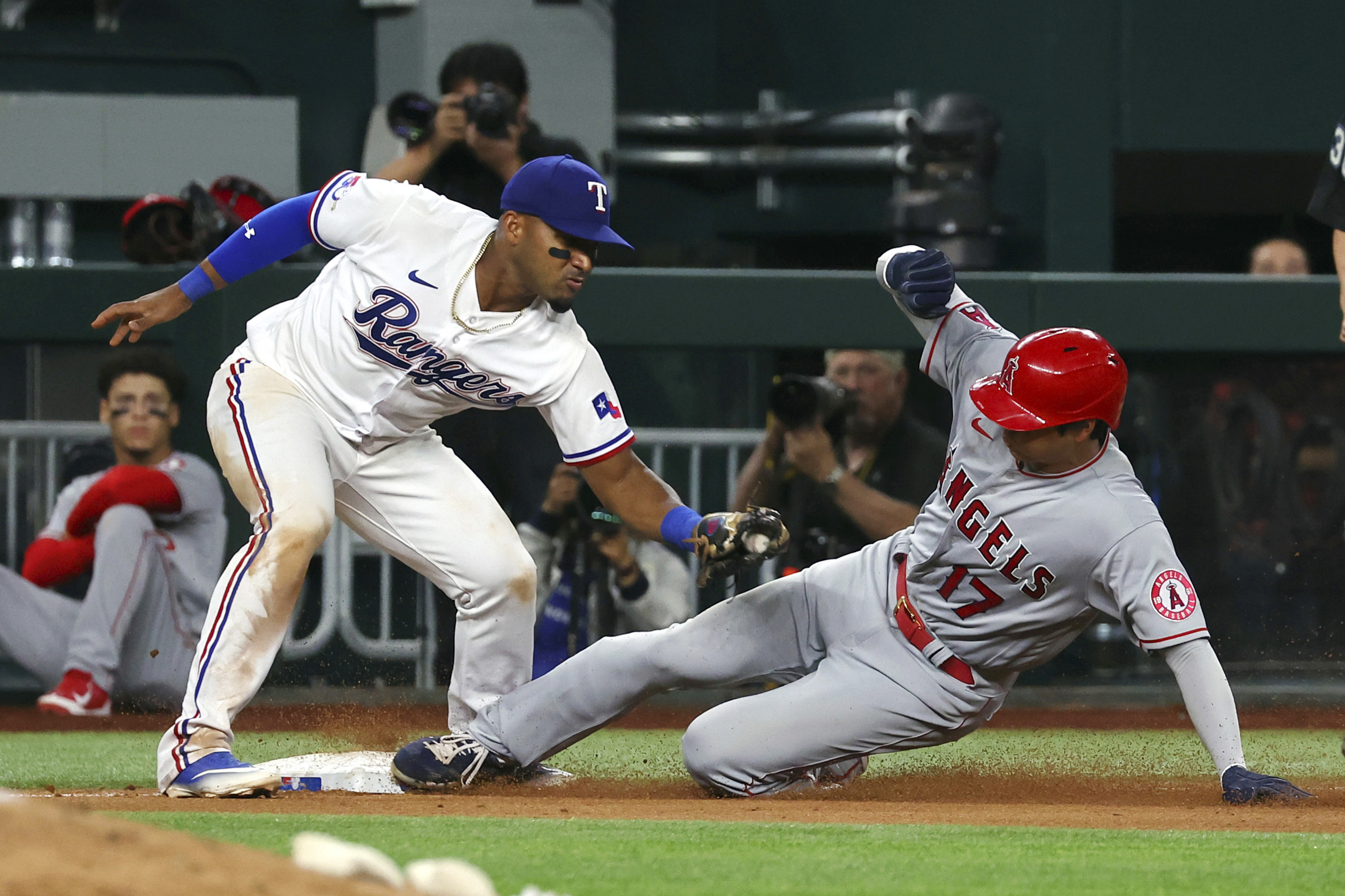 Bases-loaded intentional walk part of Angels' win over Texas