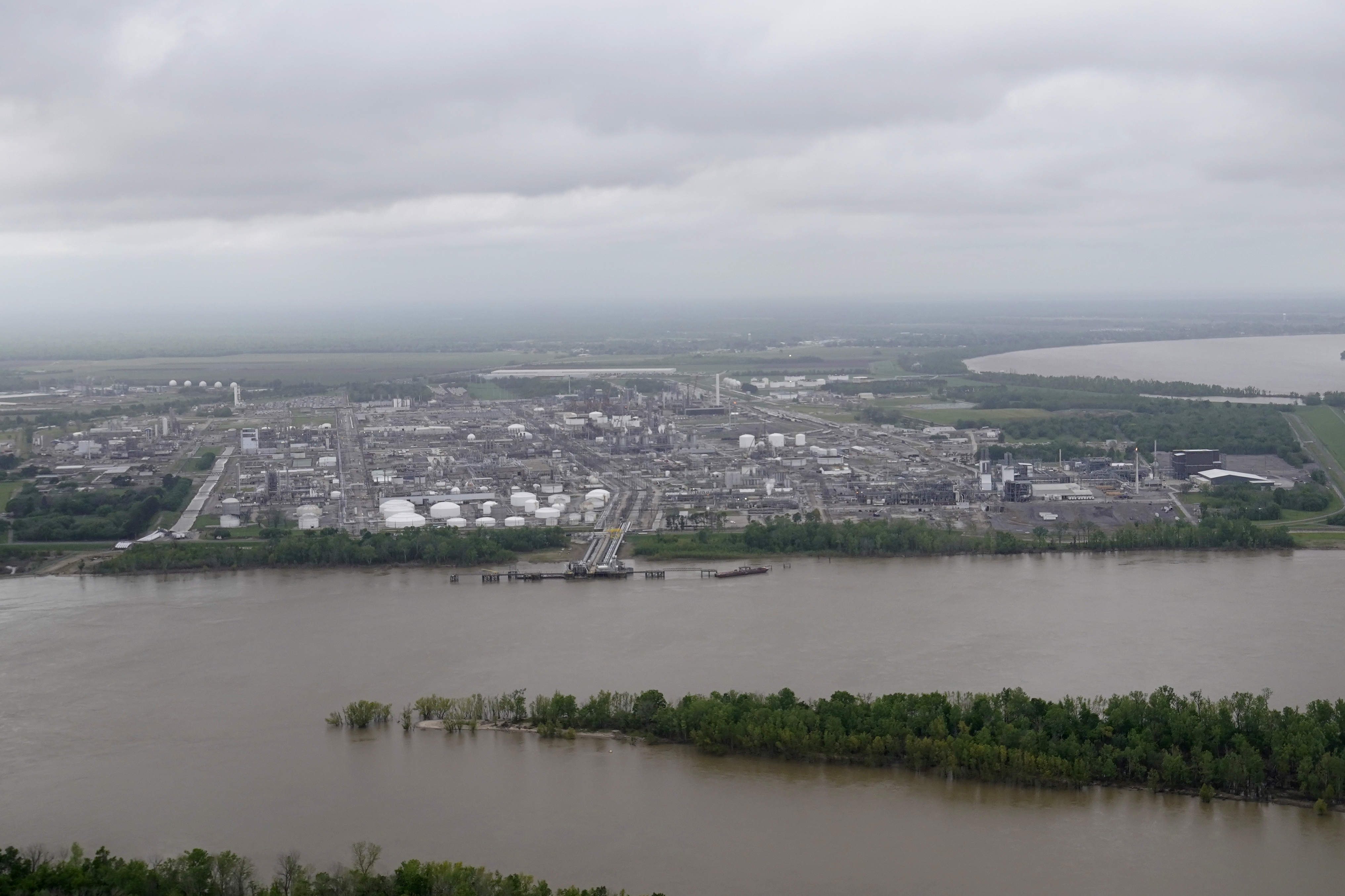 Company: Nobody hurt in fire, chlorine leak at Louisiana plant - Vimarsana News