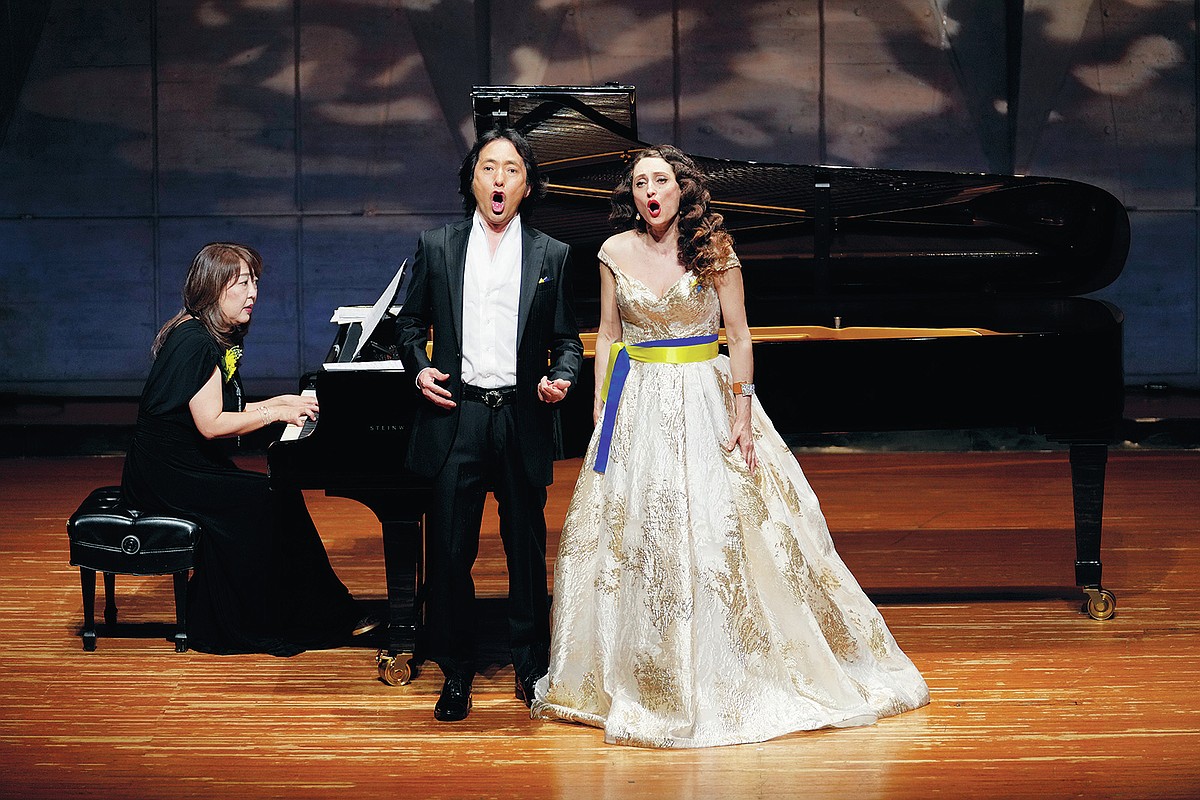 Ukrainian opera singer in Japan prays for peace in melody