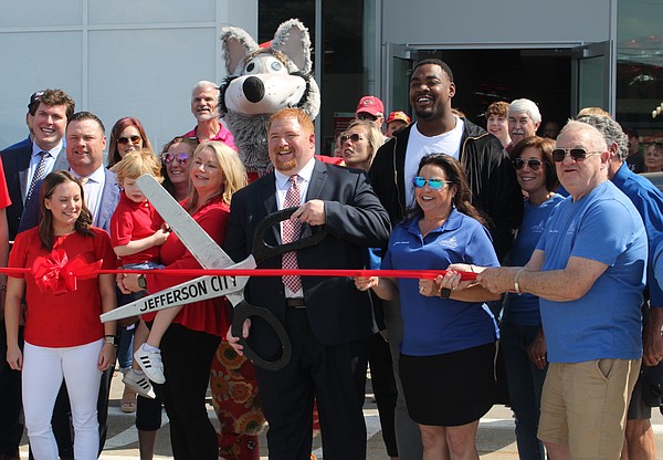 Grand opening draws crowd, Chiefs stars - Vimarsana News