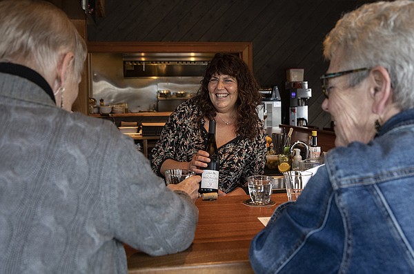 Restaurant servers weigh in on why service matters - Vimarsana News