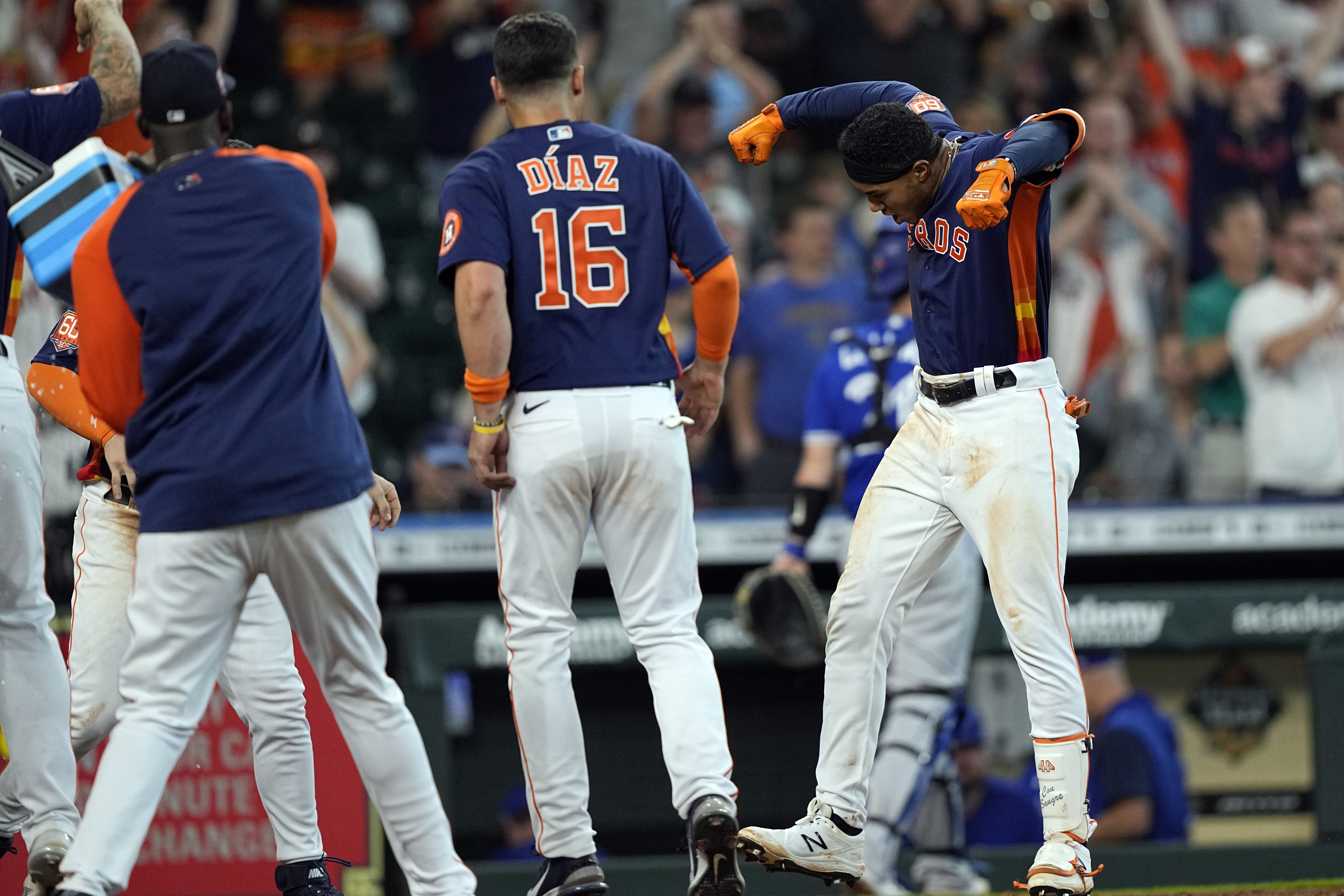 Jeremy Peña's two-run homer in 10th leads Astros over Blue Jays 8-7 - The  Globe and Mail