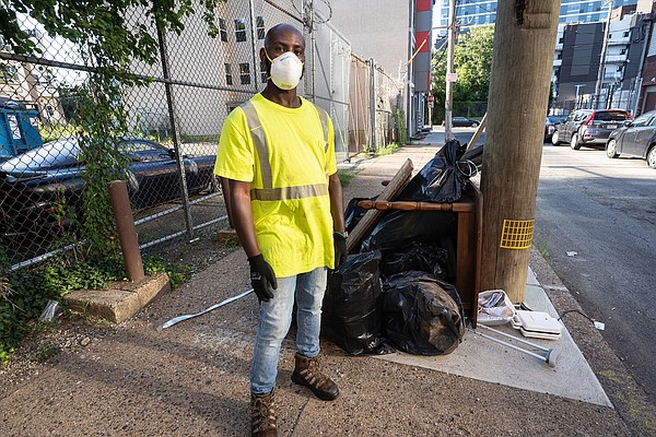 'Ya Fav Trashman' leads a unique Earth Day observance: Walk, clean, feed - Vimarsana News