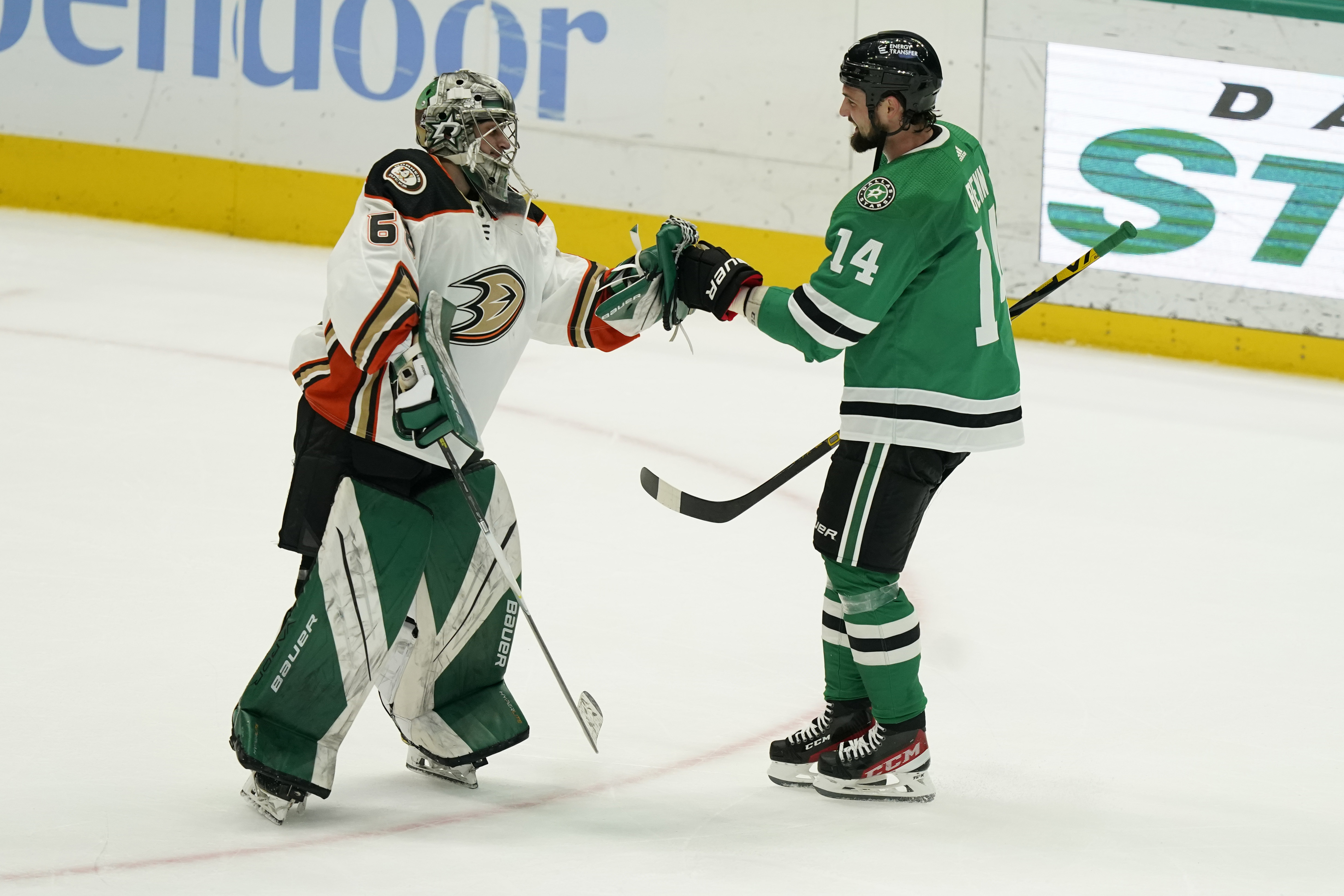 Robertson beats emergency replacement goalie, Stars win - Vimarsana News
