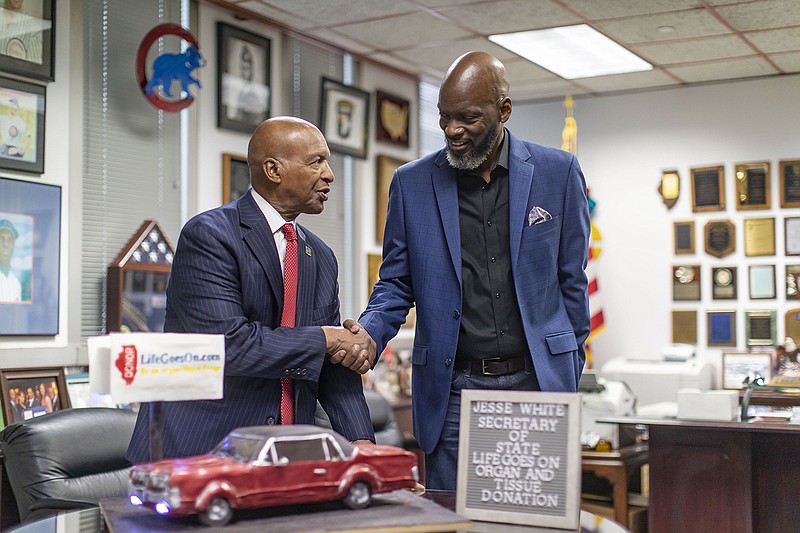 Illinois Secretary of State Jesse White recognizes Phillip Hanks on April 26, 2022 in his Thompson Center office on the anniversary of Hanks receiving five organs in a simultaneous transplant. (Brian Cassella/Chicago Tribune/TNS)