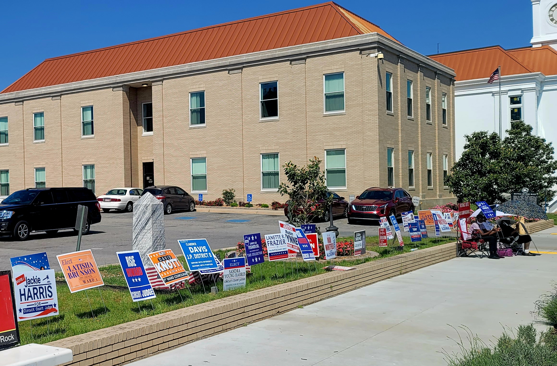 Glitches said few at early vote site