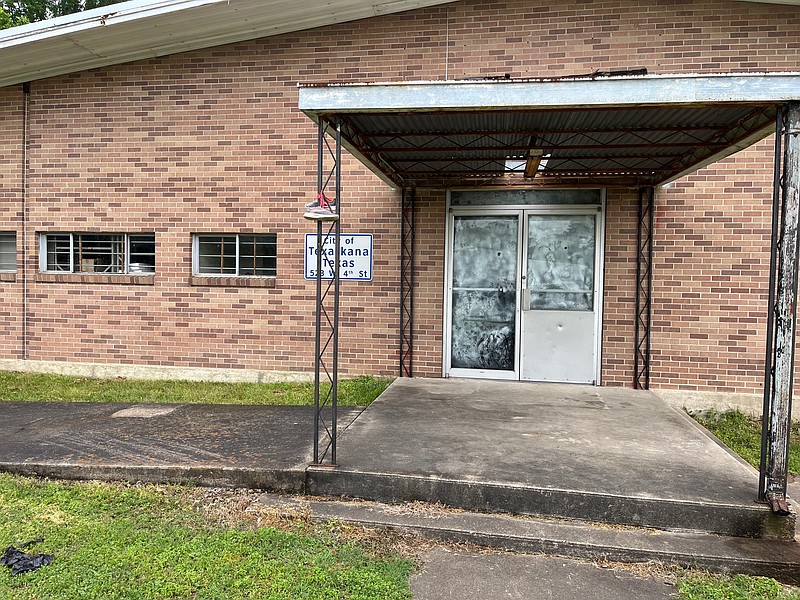 The exterior of the Texarkana, Texas, stray dog kennel is shown Tuesday, May 3, 2022, at West Fourth and Oak streets. The building has no signage denoting it as a place where dogs are kept. (Staff photo by James Bright)