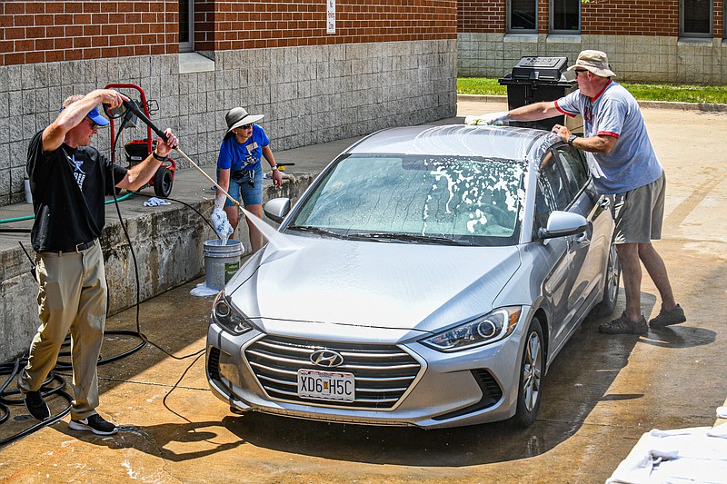 Administrators wash teachers cars in appreciation event Jefferson City News Tribune