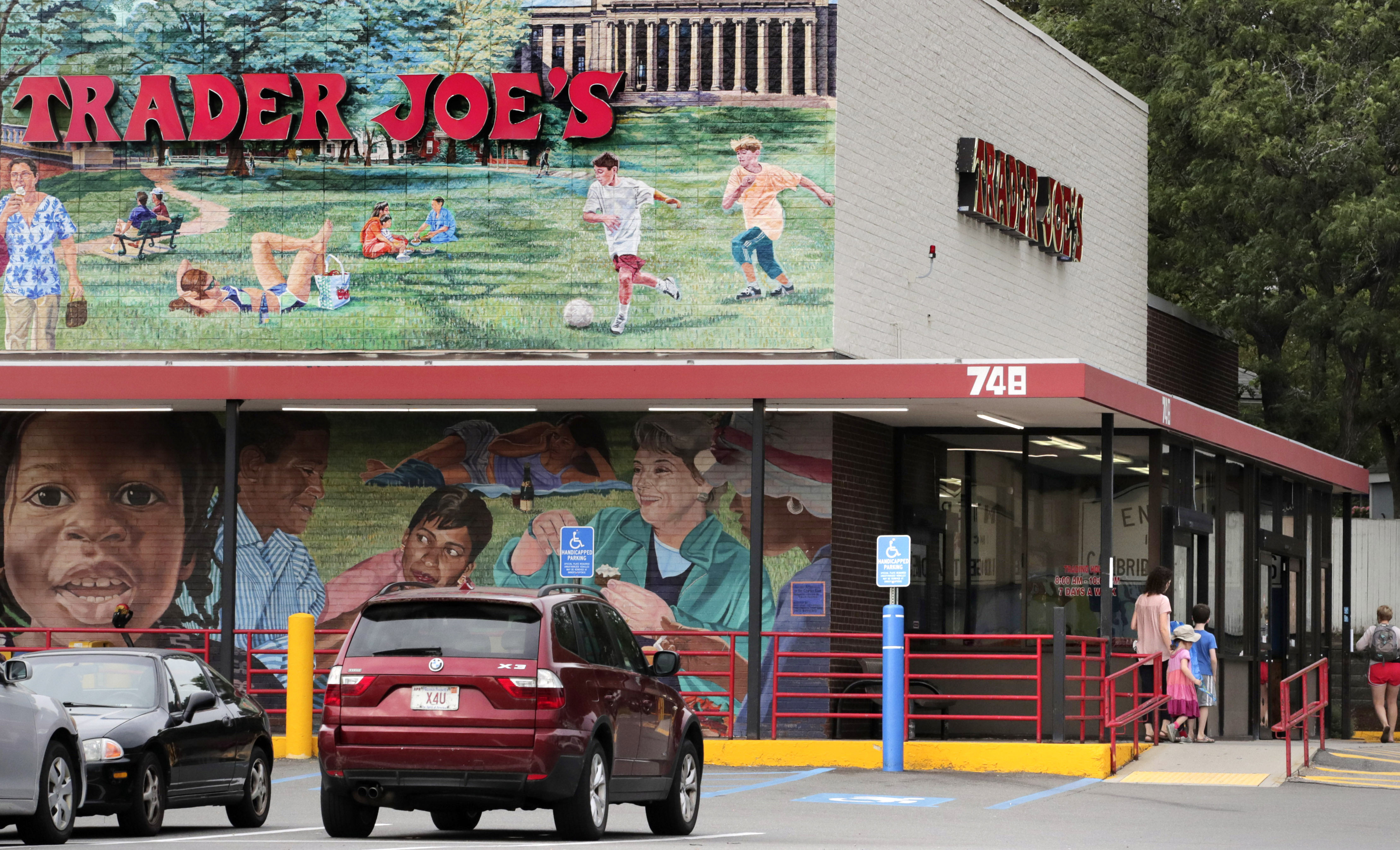 Trader Joe's workers push for unionization - Vimarsana News