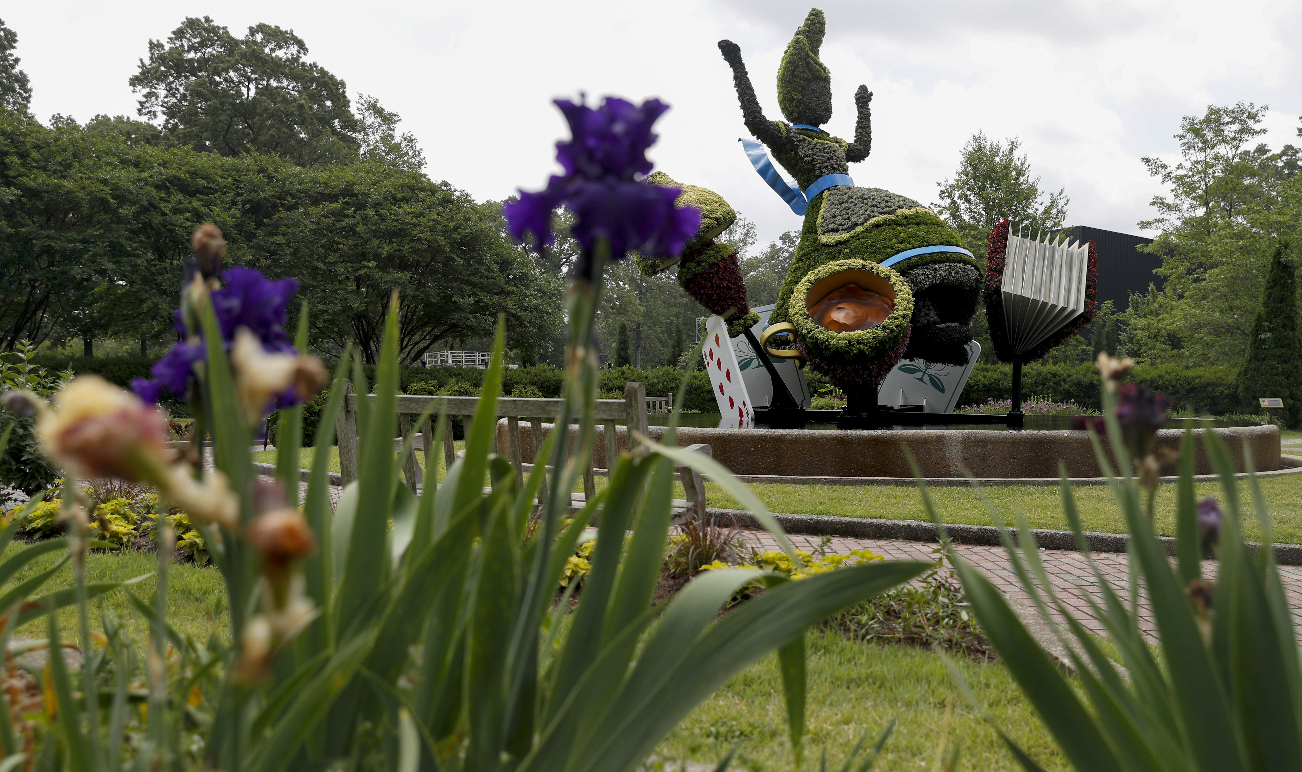 Alice exhibit turns Memphis Botanic Garden into Wonderland