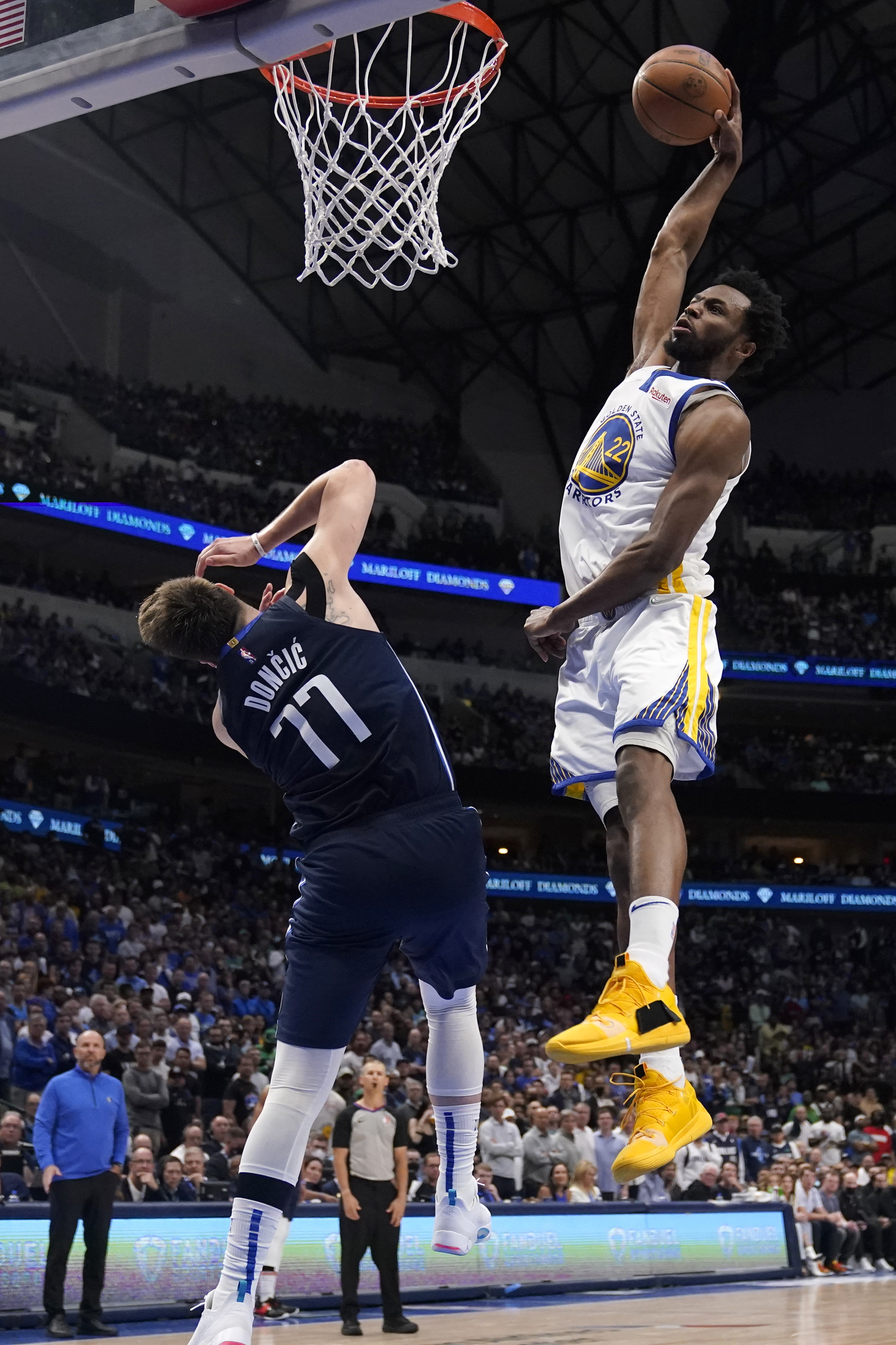Warriors – Mavericks: Andrew Wiggins dunk on Luka Doncic photo, angles