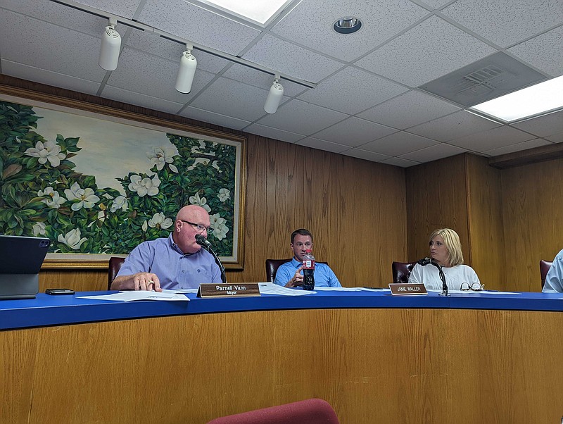 Mayor Vann and City Council discuss Eastside Park splash pad and upgrades. (Joshua Turner/Banner News)