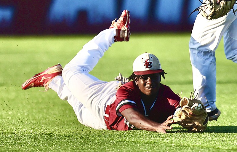 Liberty-Eylau Krayson Battle (11) makes a diving catch during Friday night game against the Celina Bobcats in Paris, Texas. (Photo by JD)