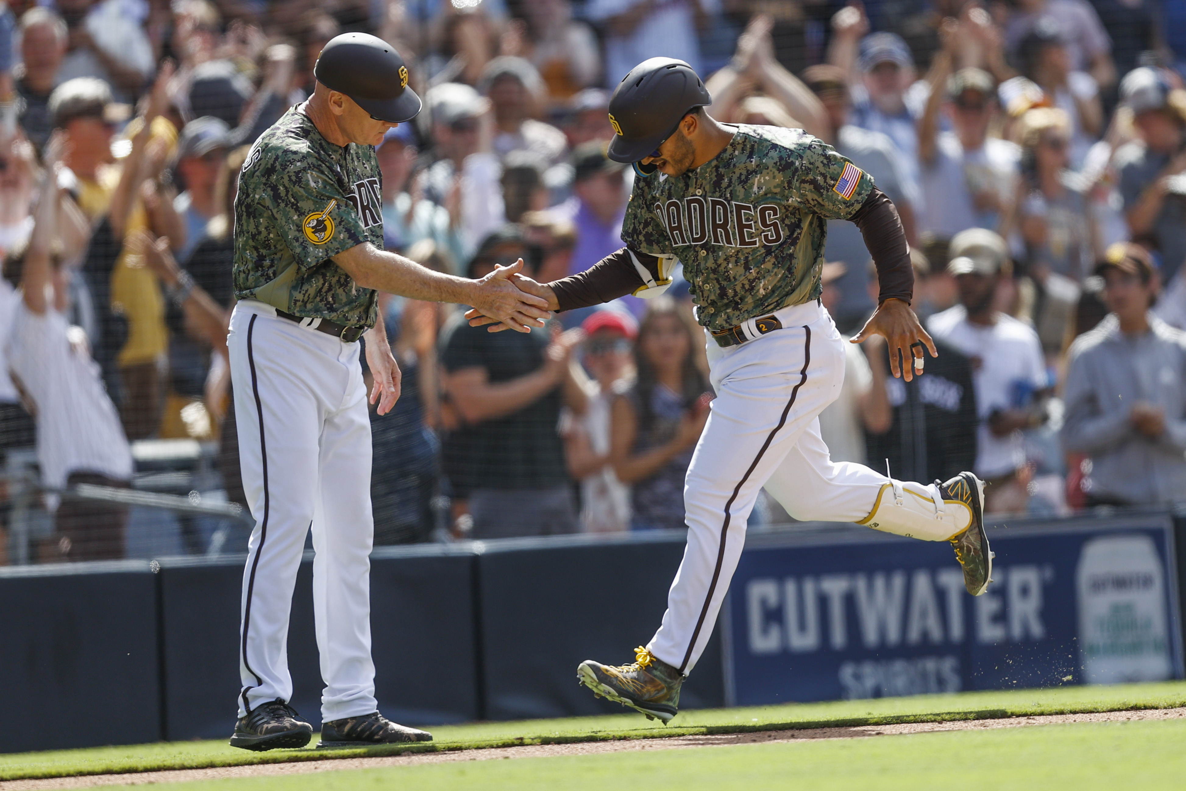 Juan Soto hits 2 long home runs in the Padres' 5-4 victory over the Tigers