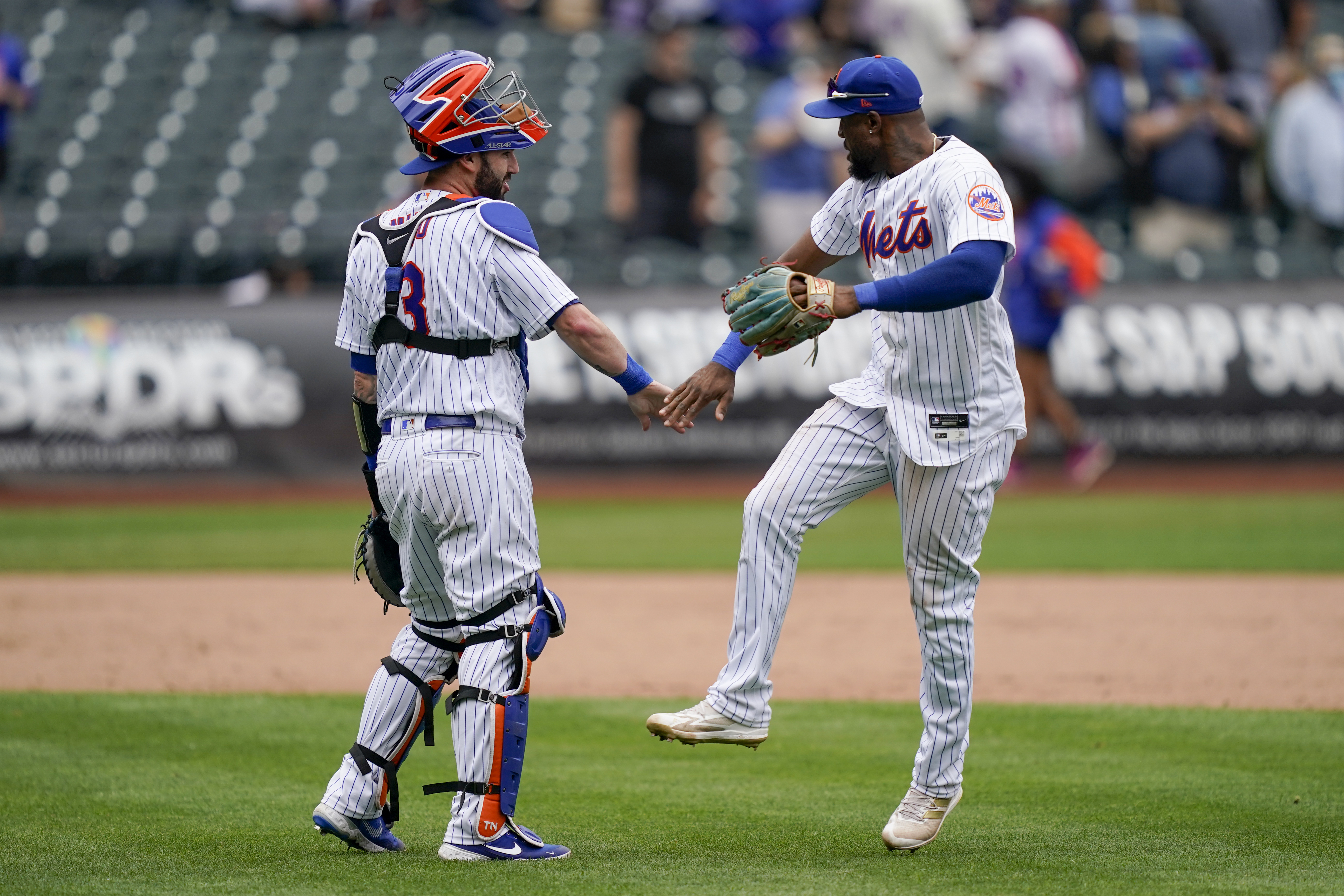 LOS ANGELES, CA - JUNE 03: New York Mets right fielder Starling