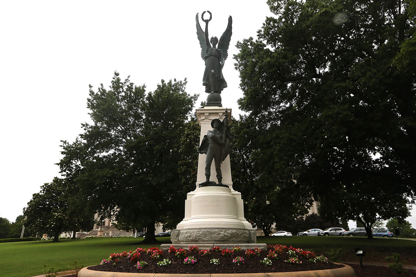 Federal complaint: Man threw Molotov cocktails at Arkansas State Capitol - Vimarsana News