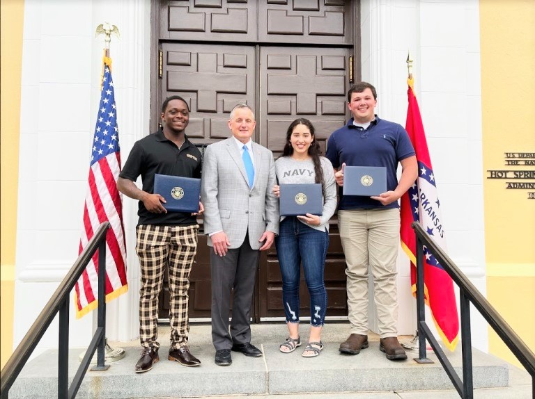 U.S. academy pupils lauded