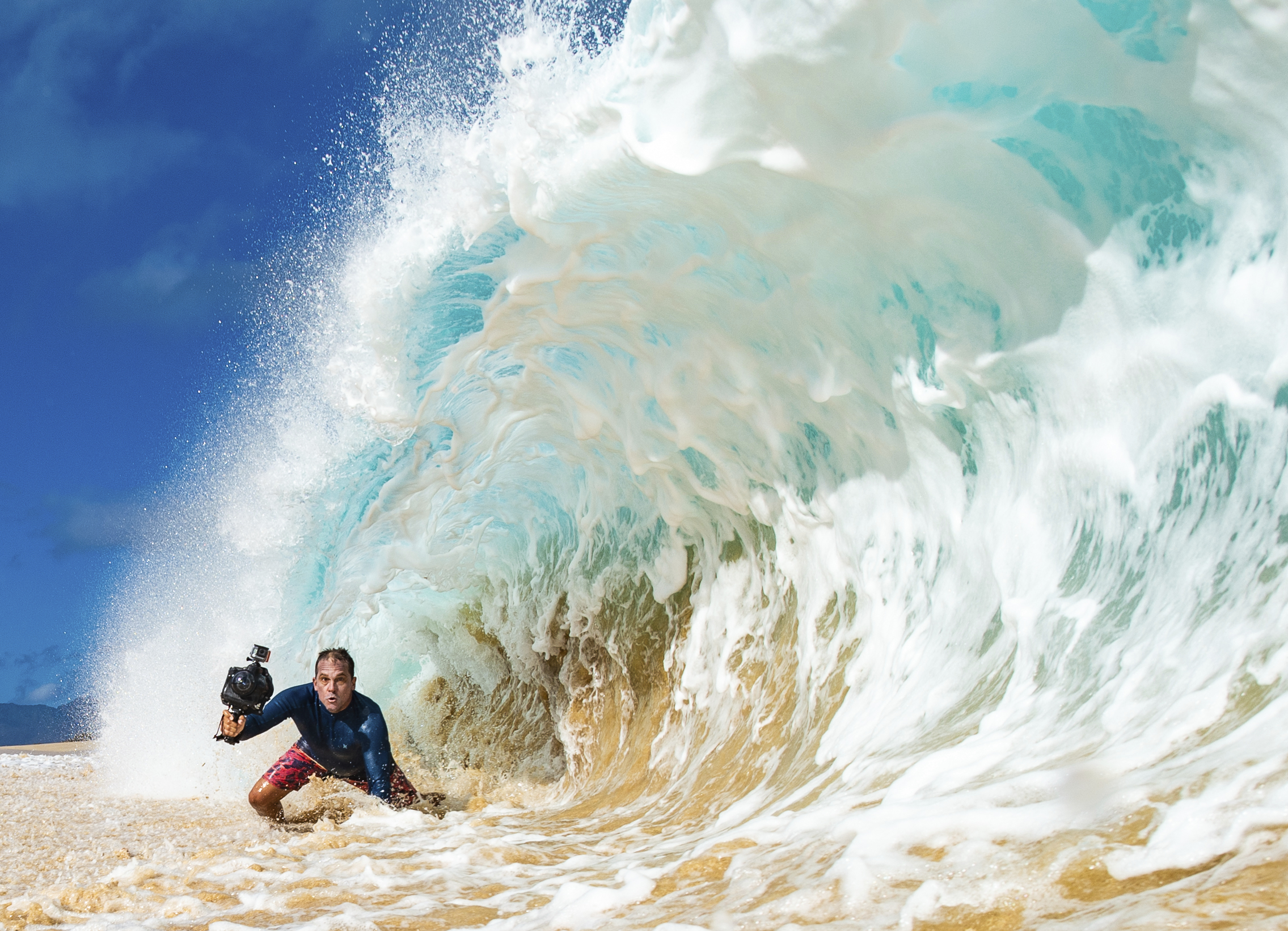 Hawaii photographer finds fine art in massive Pacific waves