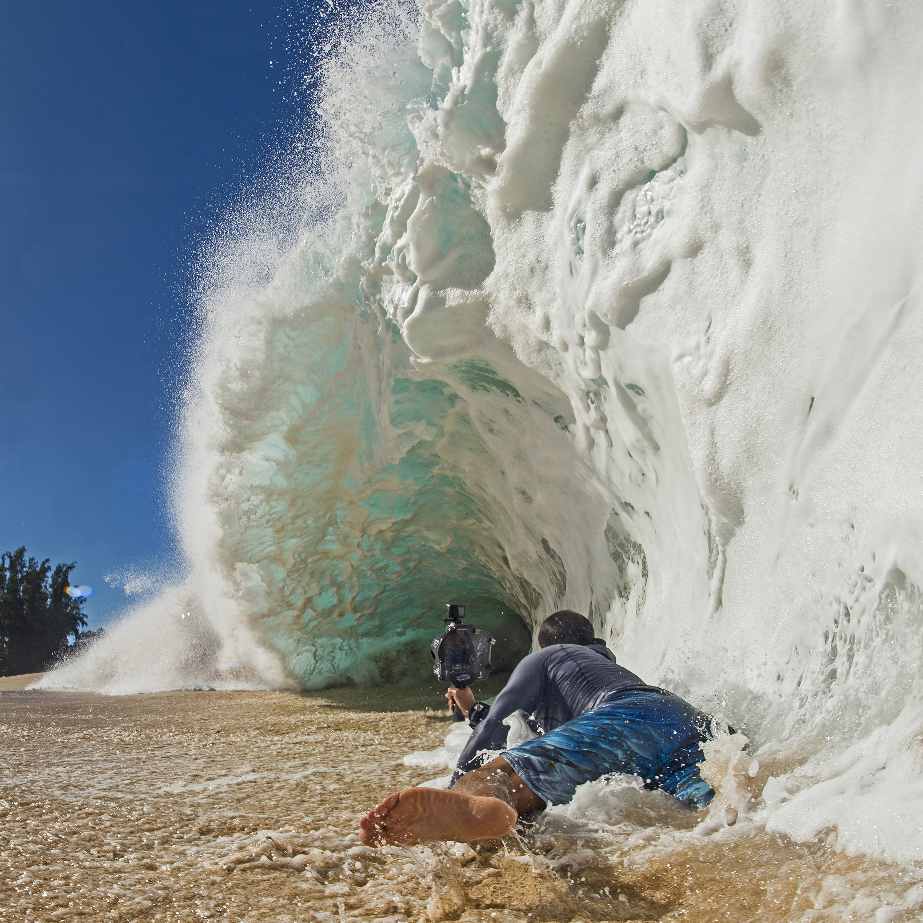 Hawaii photographer finds fine art in massive Pacific waves