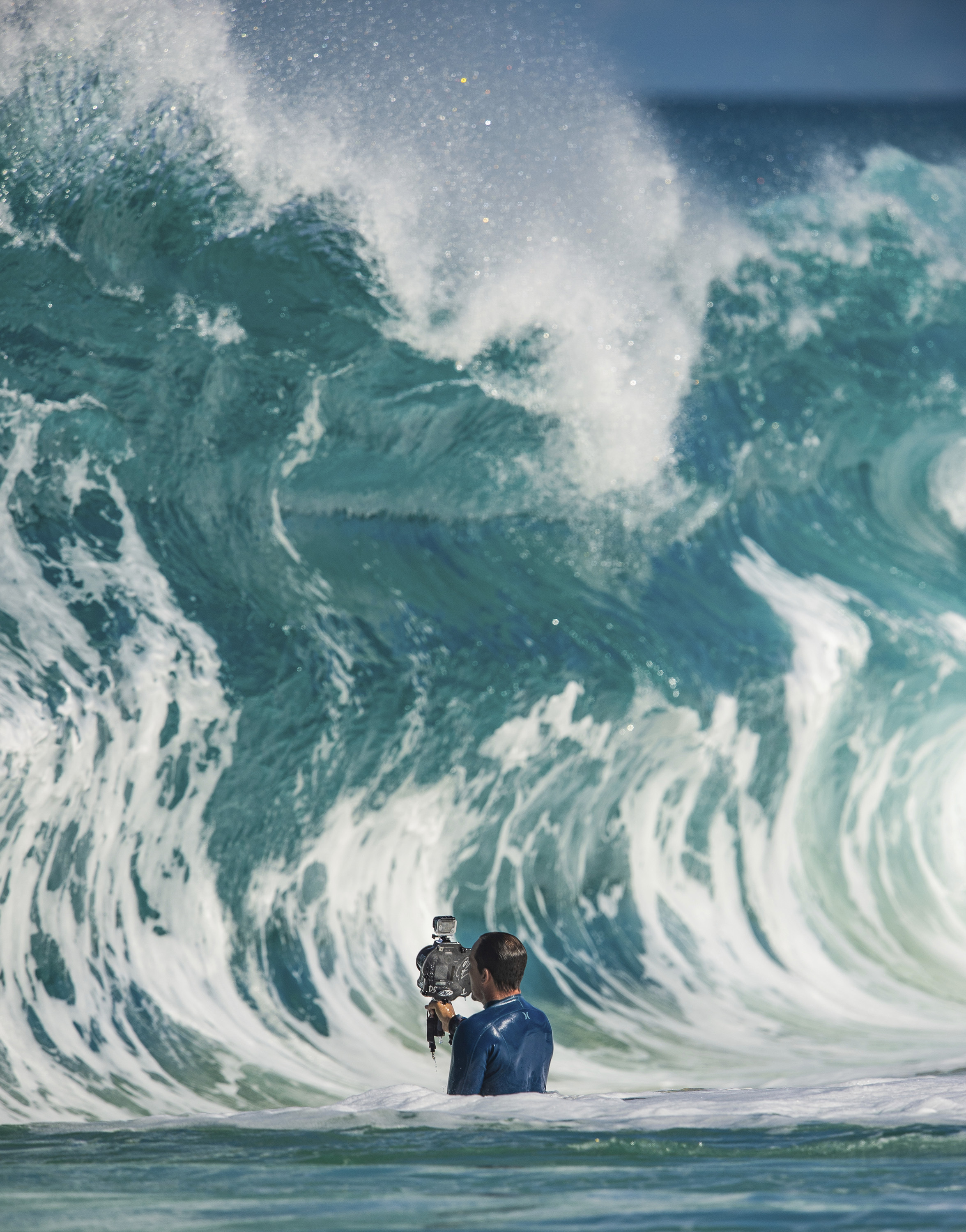 Hawaii photographer finds fine art in massive Pacific waves