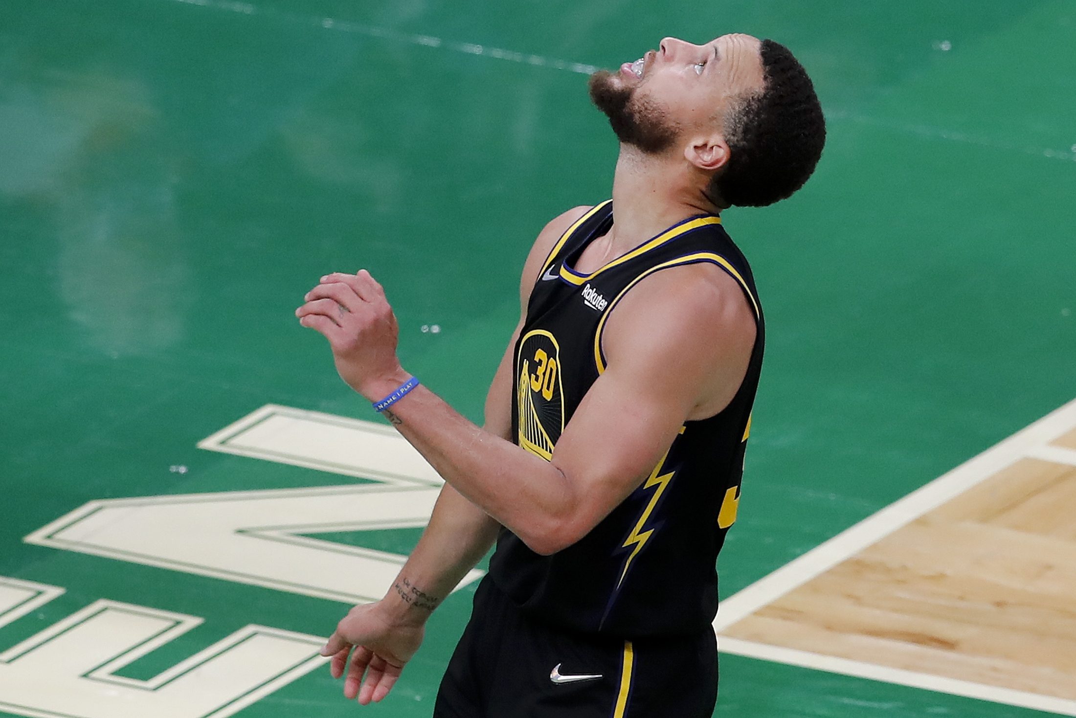 Celtics weather Warriors' storm, win Game 3 to take 2-1 NBA Finals