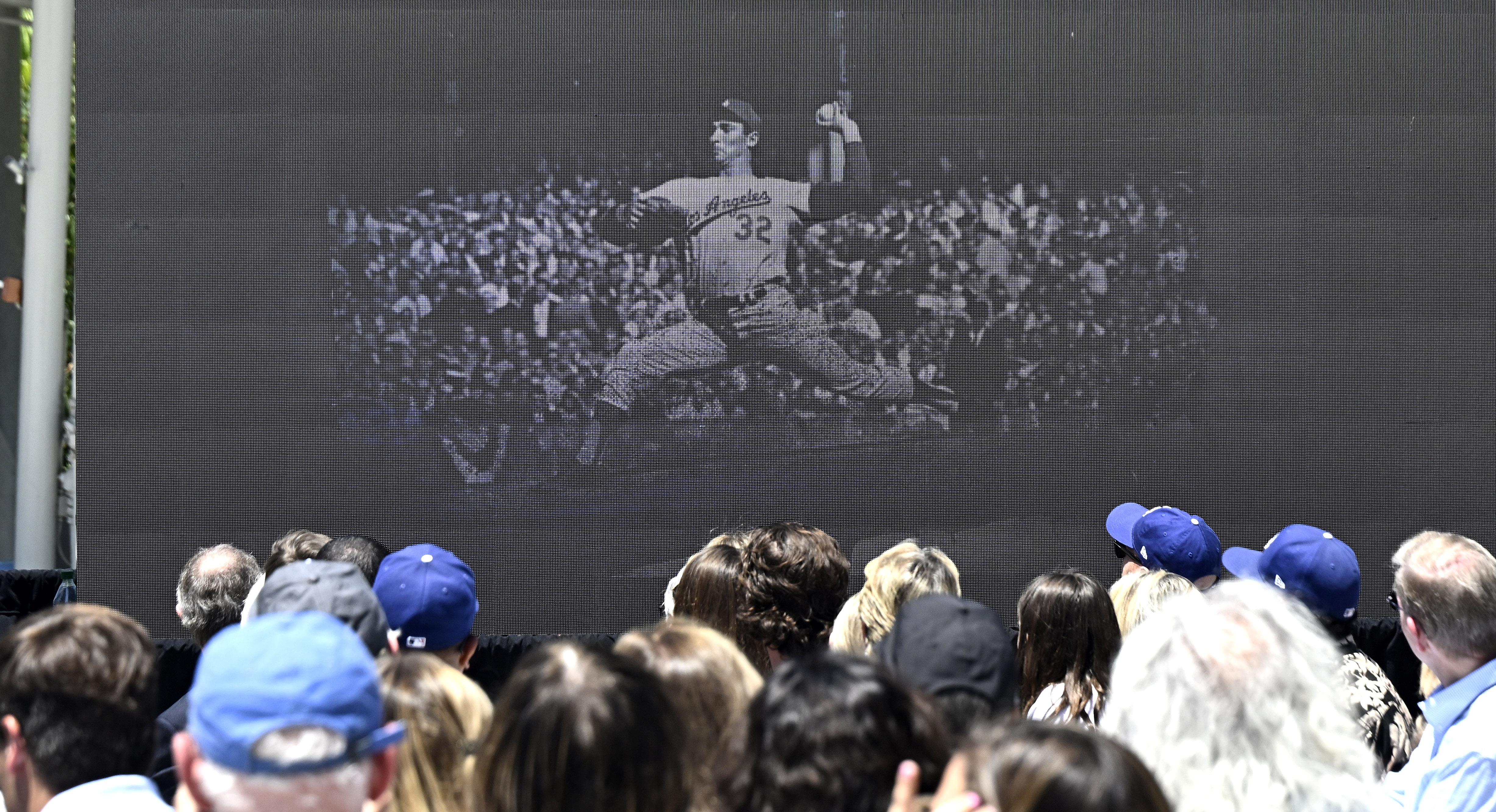 Dodgers honor Koufax with statue