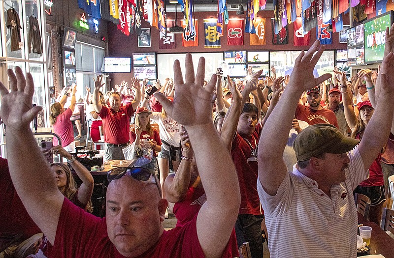 Razorback groups meet in Nebraska; brunch held blocks from first game