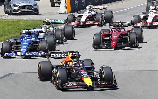 Max Verstappen lidera tras la primera curva del Gran Premio de Canadá, el domingo 19 de julio de 2022, en Montreal. (Graham Hughes/The Canadian Press vía AP)