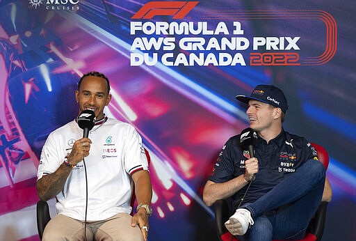 Lewis Hamilton, izquierda, piloto de Gran Bretaña de Mercedes, y Max Verstappen, de Países Bajos, piloto de Red Bull, sonríen durante la conferencia de prensa de cara al Gran Premio de Canadá de Fórmula 1, el viernes 17 de junio de 2022, en Montreal. (Paul Chiasson/The Canadian Press vía AP)