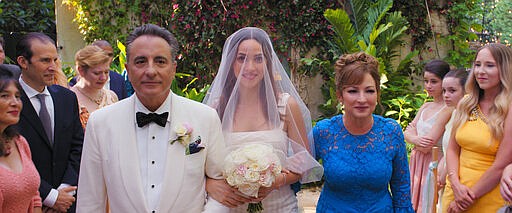 En esta imagen difundida por Warner Bros. Pictures, de izquierda a derecha, Andy García, Adria Arjona y Gloria Estefan en una escena de "Father of the Bride". (Claudette Barius/Warner Bros. Pictures vía AP)