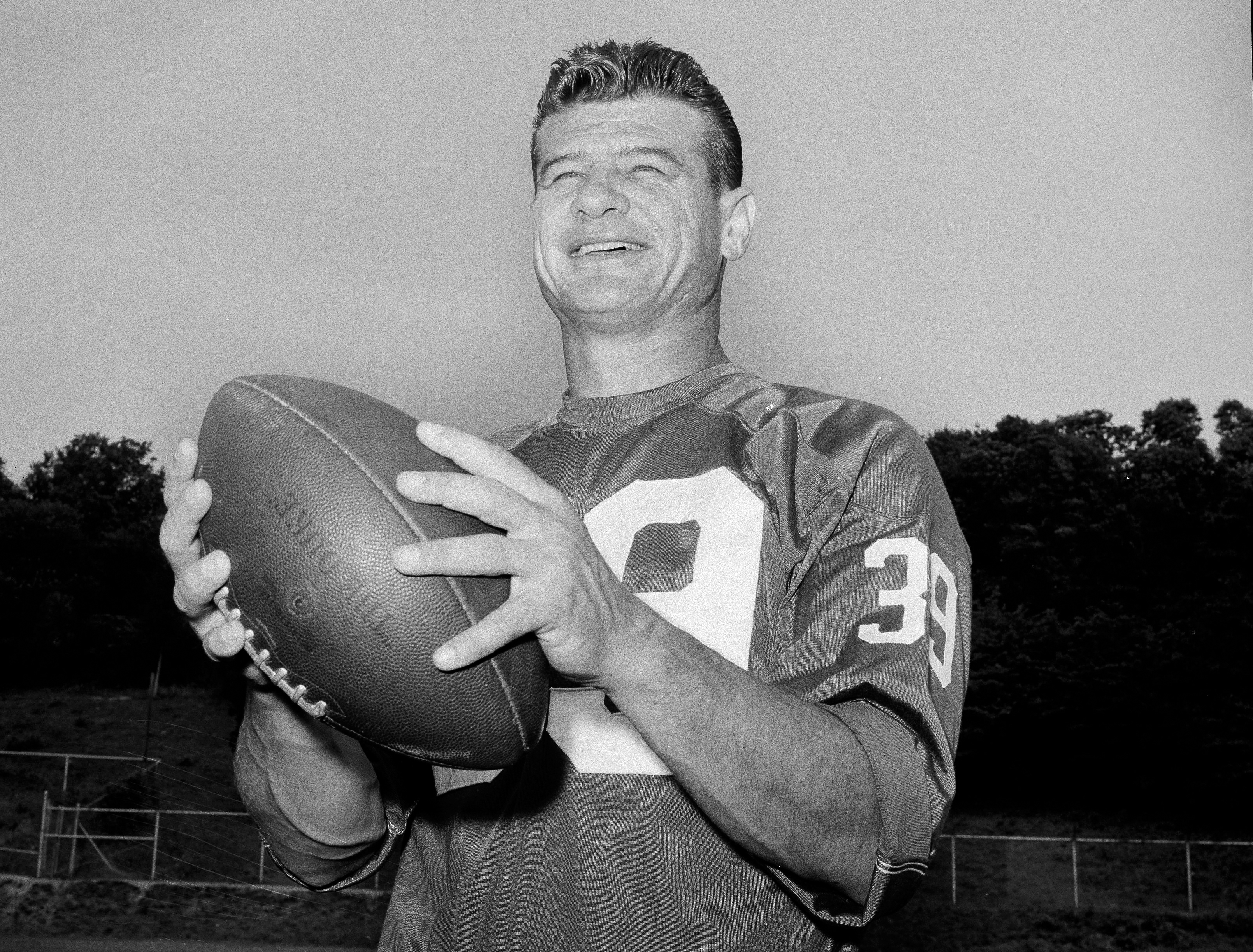 Hall of Fame NFL running back Hugh McElhenny dies at 93 - Vimarsana News
