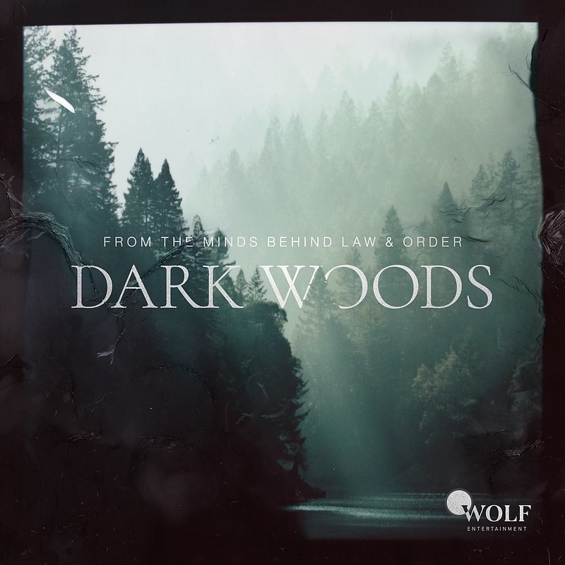 En esta imagen proporcionada por Wolf Entertainment el arte del podcast de ficción "Dark Woods" con Corey Stoll y Monica Raymund. (Wolf Entertainment via AP)