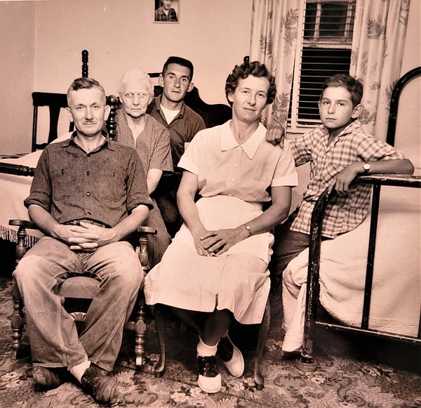 Escapees from Missouri State Penitentiary hold local family hostage in 1960 - Vimarsana News