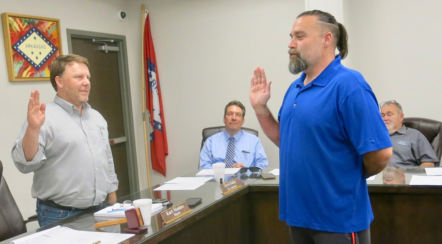 Henzie sworn in as clerk/treasurer in Gravette - Vimarsana News