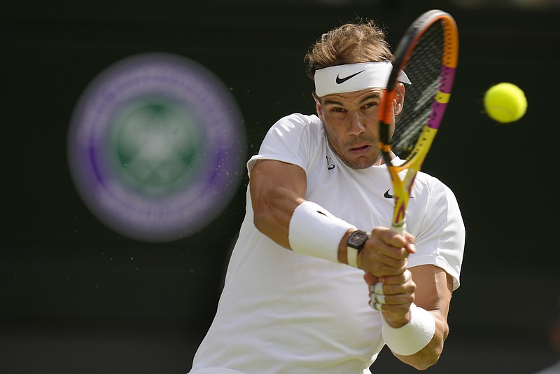 Rafael Nadal devuelve ante Ricardas Berankis durante la segunda ronda del torneo de Wimbledon, el jueves 30 de junio de 2022. (AP Foto/Kirsty Wigglesworth)