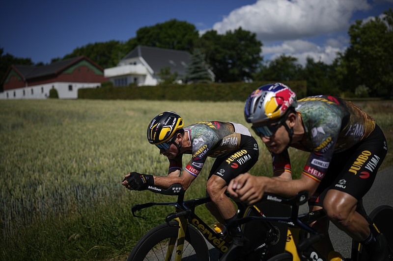 Primoz Roglic, y el belga Wout van Aert durante una sesión de entrenamiento el jueves 30 de junio del 2022 un día antes de que comience el Tour de France en Copenhague, Dinamarca. (AP Foto/Daniel Cole)