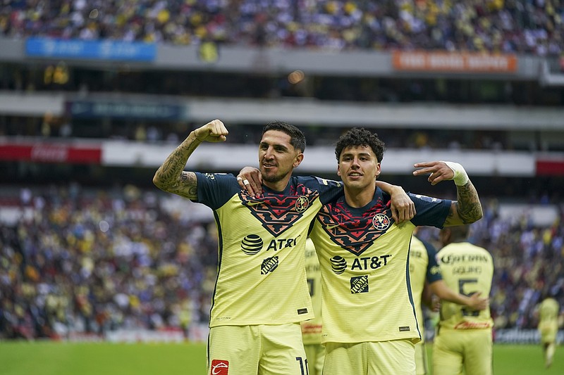 Diego Valdés (izquierda) celebra tras anotar el segundo gol del América, junto a su compañero Jorge Sánchez, en el partido contra Puebla por los cuartos de final de la liga mexicana, el 14 de mayo de 2022. (AP Foto/Fernando Llano)