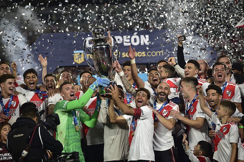 Jugadores de River Plate levantan el trofeo como campeones de Liga, el jueves 25 de noviembre de 2021, en Buenos Aires. (AP Foto/Gustavo Garello)
