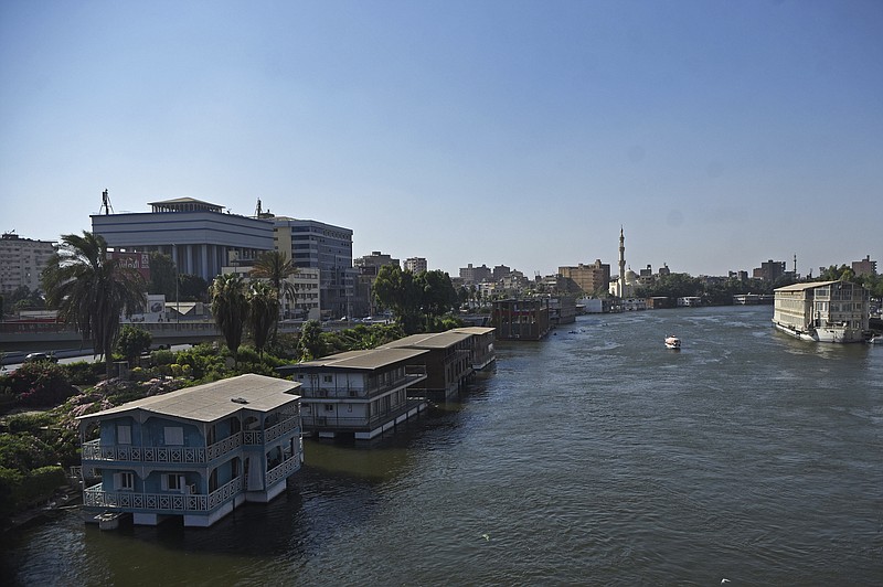 Casas flotantes en la ribera del Nilo en El Cairo, en foto del 27 de junio del 2022. El gobierno egipcio se quiere deshacer de esas casas tradicionales, patrimonio de la ciudad, para desarrollar comercialmente la ribera del río. (AP Photo/Tarek Wagih)