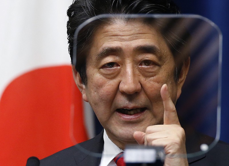 ARCHIVO - El primer ministro japonés Shinzo Abe habla en conferencia de prensa en su residencia oficial en Tokio, 20 de marzo de 2014. El ex primer ministro Abe, un archiconservador y una de las personalidades más influyentes de su país, ha muerto tras recibir un disparo cuando pronunciaba un discurso de campaña, viernes 8 de julio de 2022. Tenía 67 años. (AP Foto/Shizuo Kambayash, File)