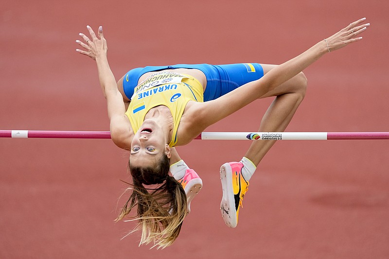 La ucraniana Yaroslava Mahuchikh compite durante la clasificación para el salto de altura en el Mundial de atletismo, el sábado 16 de julio de 2022, en Eugene, Oregon (AP Foto/Gregory Bull)