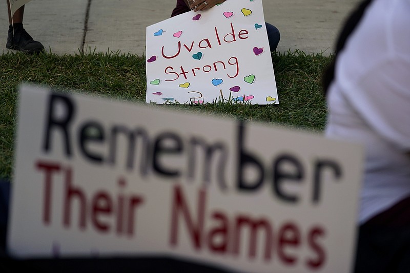 Familiares y amigos de las víctimas de la masacre en la Escuela Primaria Robb se reúnen el domingo 10 de julio de 2022 en la plaza central de Uvalde, Texas. (AP Foto/Eric Gay)