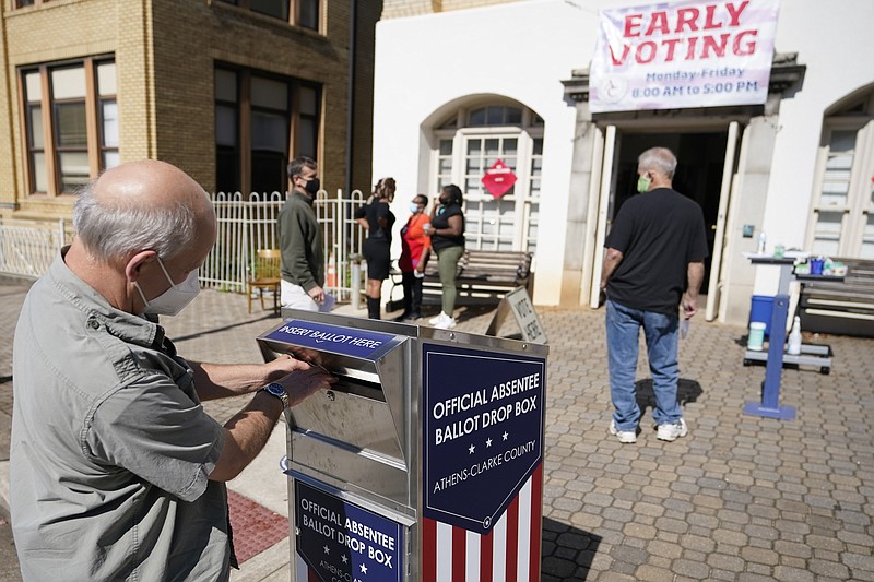 Un votante deposita una boleta en un buzón oficial electoral durante la votación anticipada en Athens, Georgia, el 19 de octubre de 2020. (Foto AP/John Bazemore, archivo)