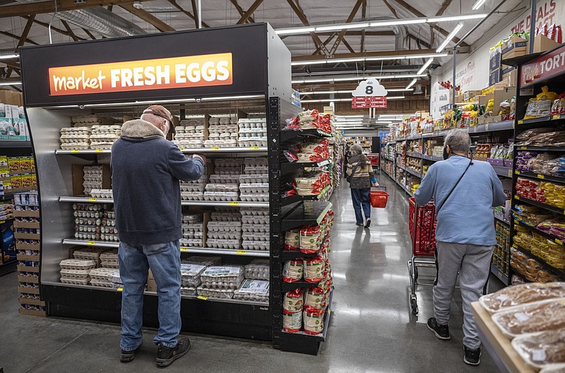 Shoppers inside a grocery store in San Francisco on May 2, 2022. MUST CREDIT: Bloomberg photo by David Paul Morris.