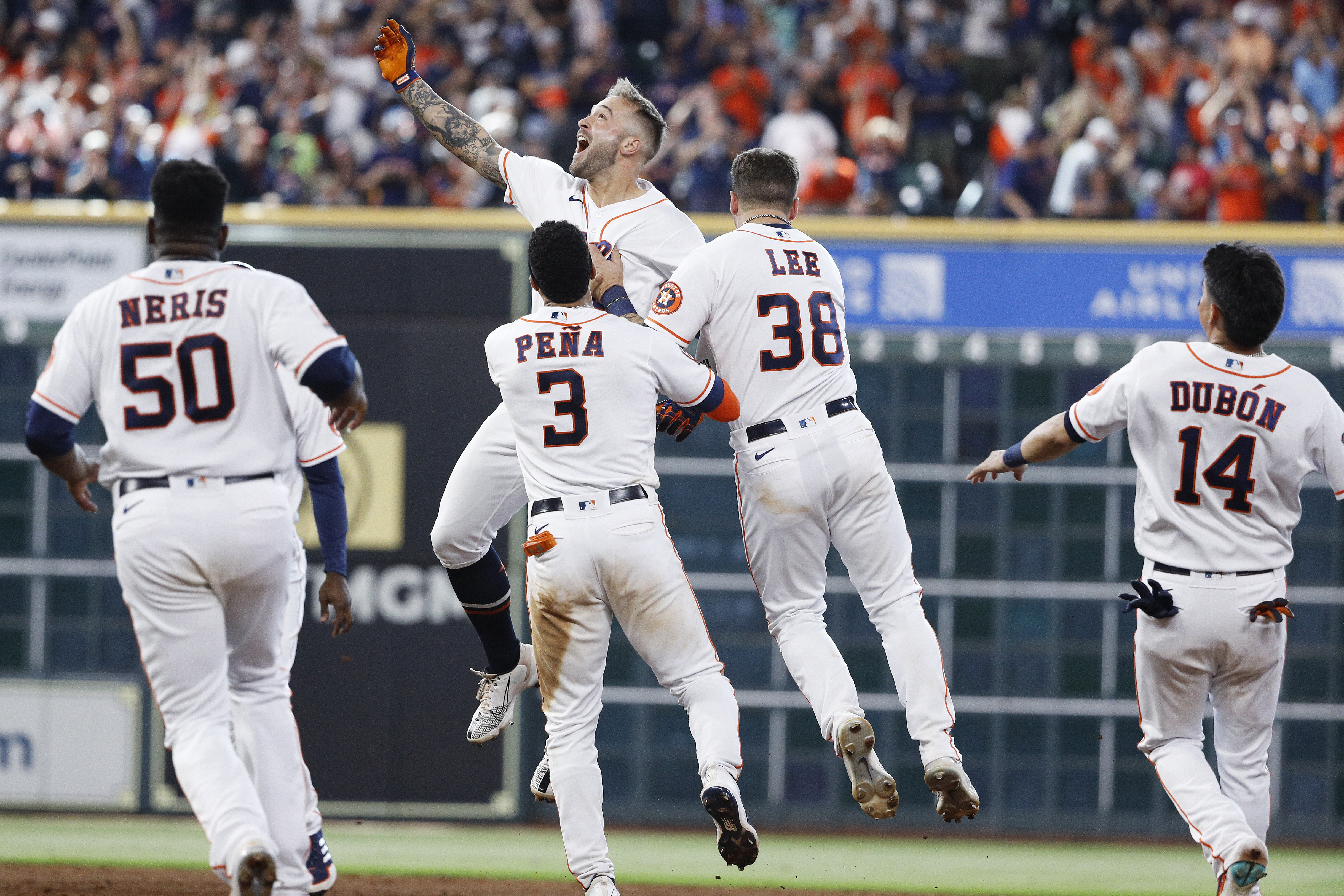 Astros start second half with sweep of Yankees