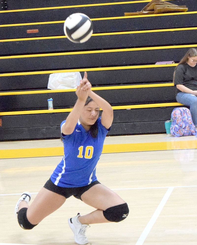 Westside Eagle Observer/MIKE ECKELS
Lady Bulldog Jenecis Batres hits the floor running as she successfully saves the ball from hitting the floor for a Lady Pioneer point during the Decatur-Gentry junior high summer volleyball camp contest in Mulberry July 19.