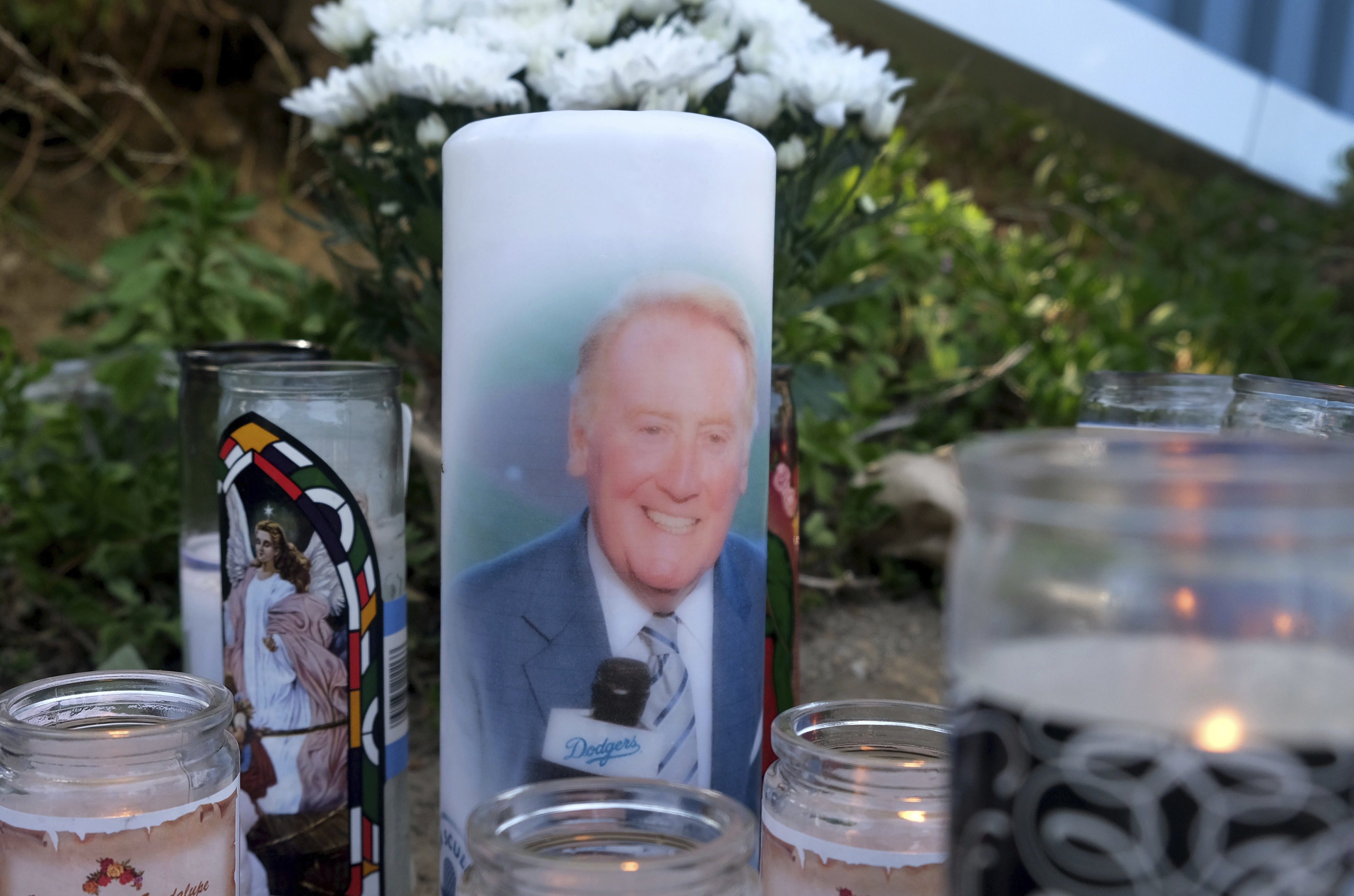 Los Angeles mourning death of Dodgers' Vin Scully