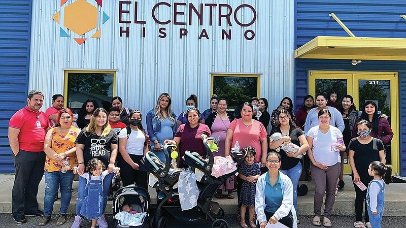 Mujeres que han participado en recientes talleres de orientación prenatal y posnatal en El Centro Hispano de Arkansas. Foto: El Centro Hispano de Arkansas.