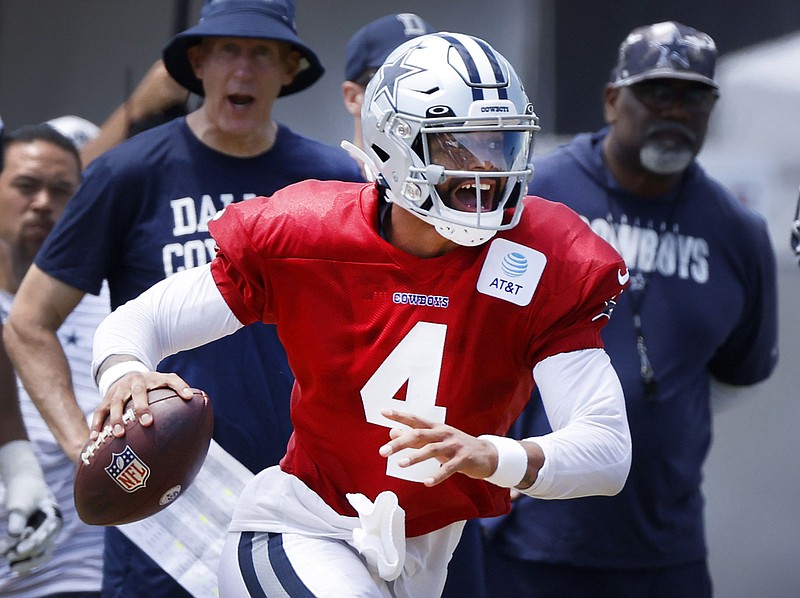 Dallas Cowboys quarterback Dak Prescott (4) scrambles to find a receiver during training camp practice on Aug. 4, 2022, in Oxnard, California. (Tom Fox/The Dallas Morning News/TNS)
