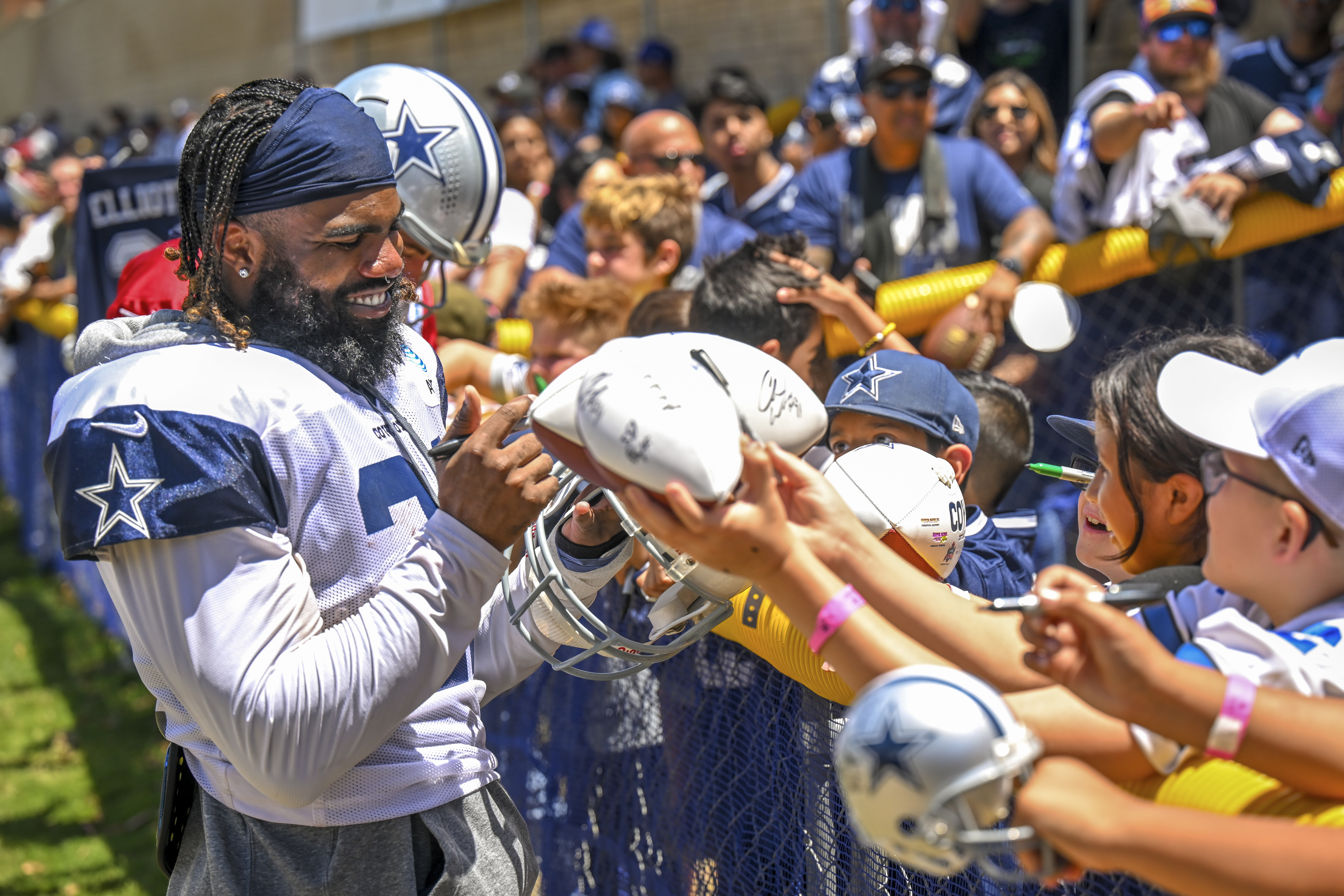 Ezekiel Elliott's lean, mean and 218 entering Cowboys' training camp -  Blogging The Boys